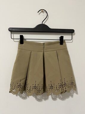 Women’s pleated skirt